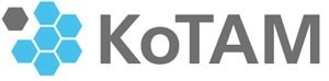 Logo KoTAM Hintergrundbild Plenum Zuschauer